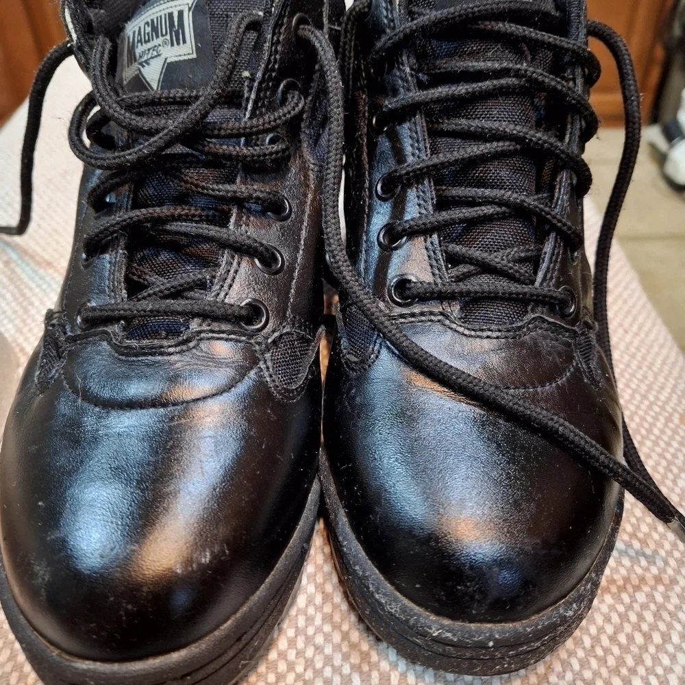 Magnum Hi-Tec men's 7 1/2 Midnite style combat boot.